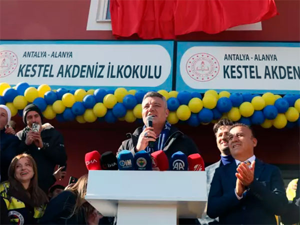 Садеттин Саран торжественно открыл библиотеку в Алании в рамках инициативы "Каждая выездная игра — это школа"