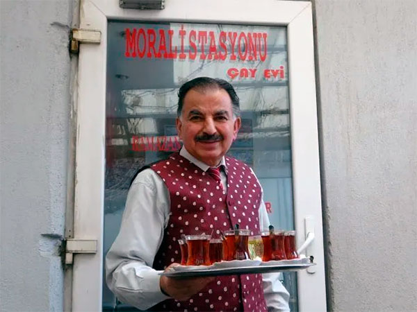 Стресс остаётся за пределами чайханы Испарты, а песни звучат внутри её стен